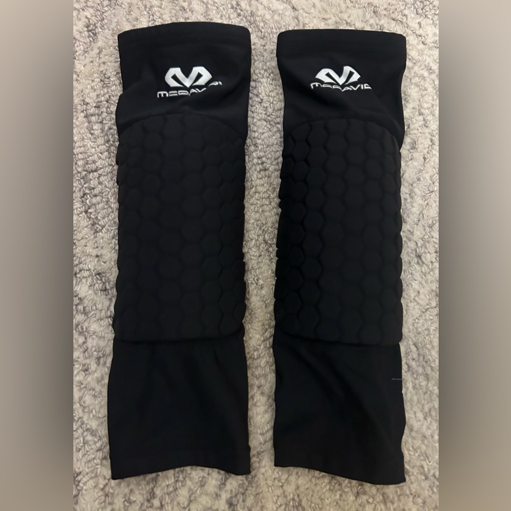 McDavid Sports Hex Tech Basketball Knee Sleeve Pair-size small black